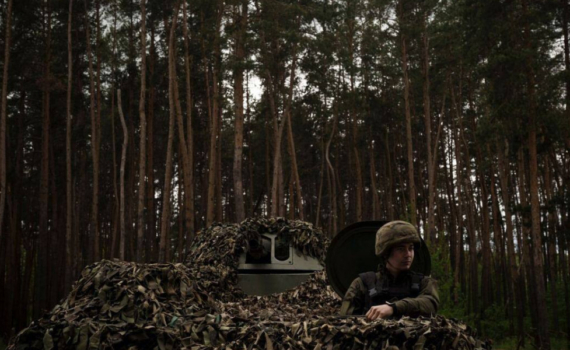 Украинские боевики сдаются в плен нашим войскам в зоне специальной военной операции, они несут с собой западное оружие и боеприпасы