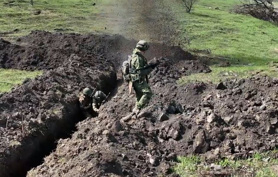 Подразделения ВСУ пытаются полями убежать от наступающих российских бойцов в районе Суджи