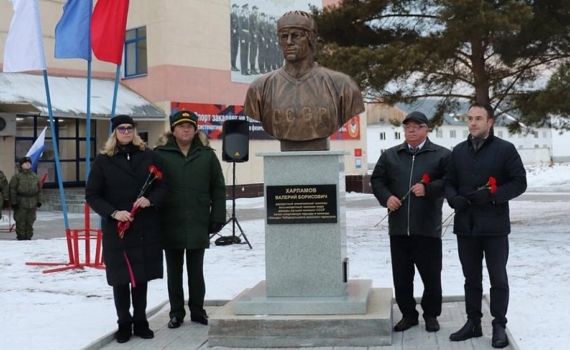 В южноуральском Чебаркуле установили памятник хоккеисту Валерию Харламову