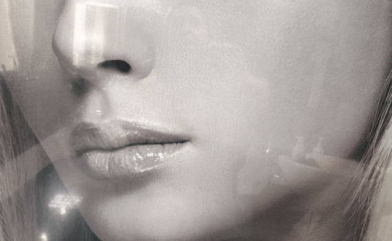 Не пудрите лицо: как сохранить влажный, сияющий макияж до утра — ритуал для идеального тона