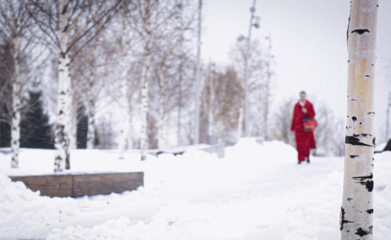 Почему после 50 можно и нужно одеваться визуально дороже — и теплее: советы на зиму